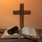 qui se justifie se crucifie